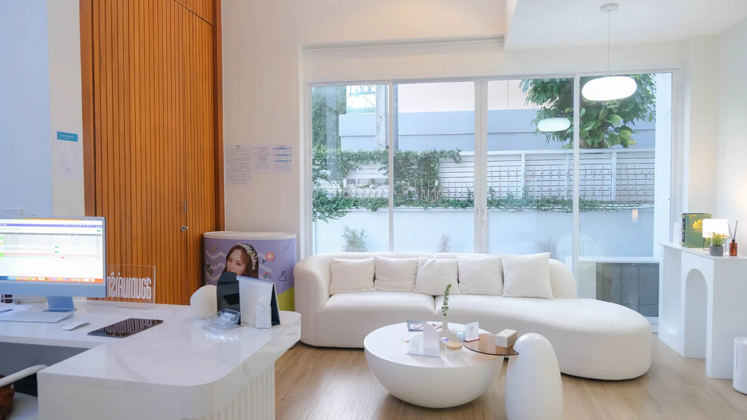 โซนต้อนรับและมุมพักคอยภายใน OPPA SKIN CLINIC